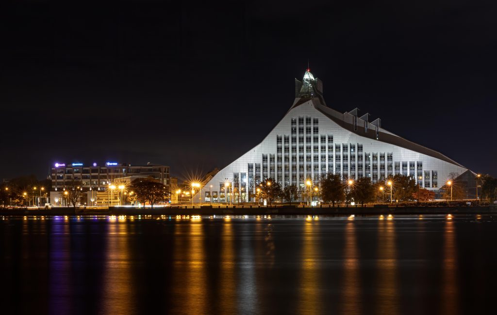 Kuvassa on Latvian kansalliskirjasto.